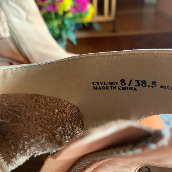 Size 8 - Chinese Laundry Calvin Booties - Picture 4 of 10
